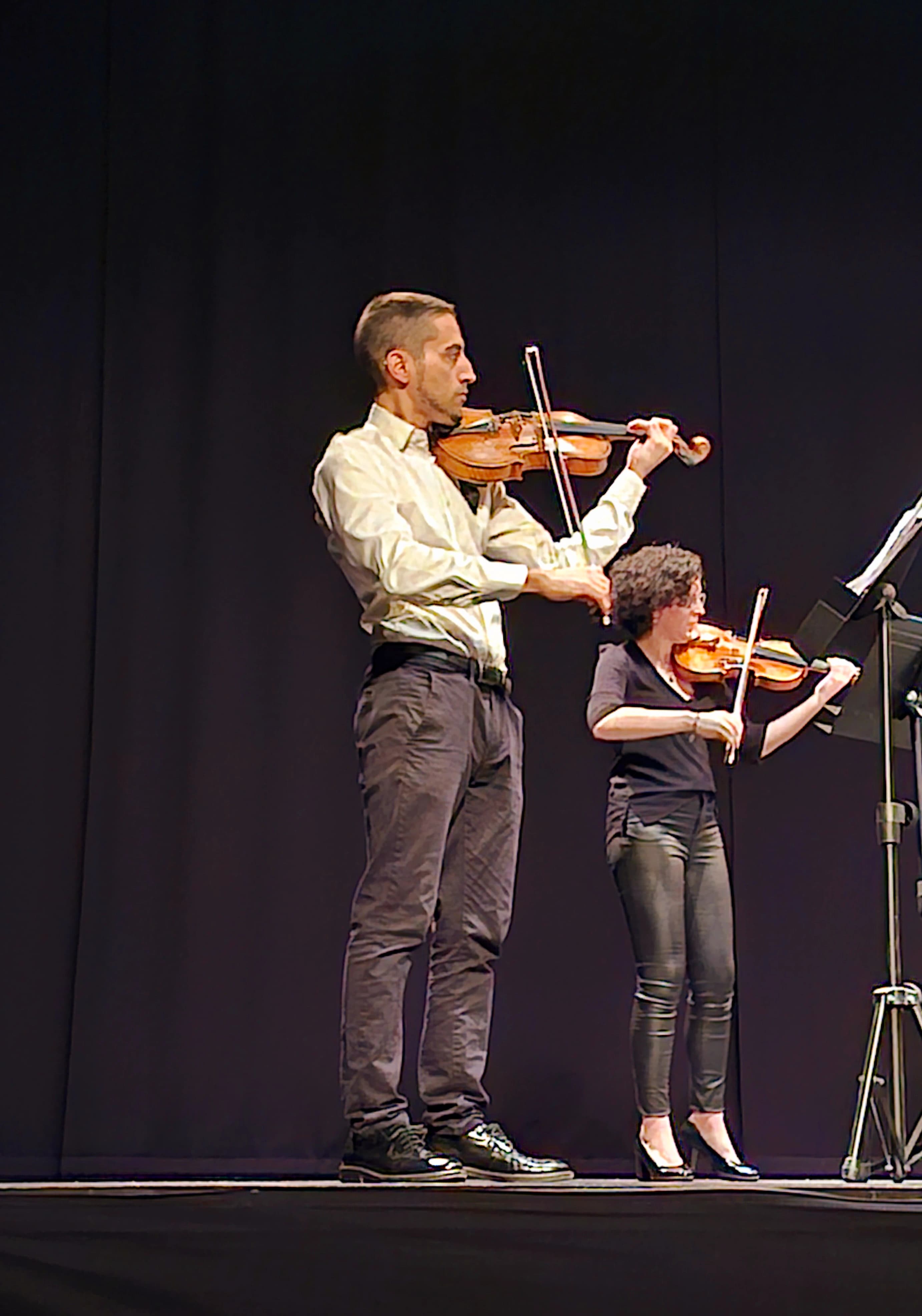 Edmon Levon dirigiendo la orquesta